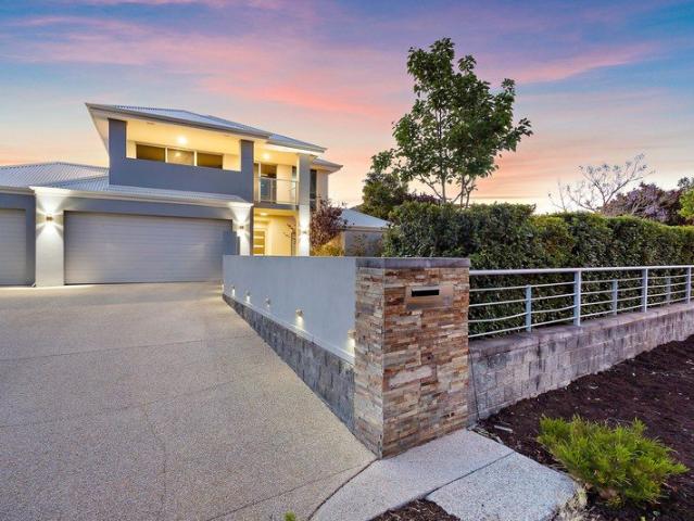 Luxurious | 5 Bed | 3 Bath | 3 Garage | 997sqm