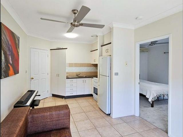 Luxurious 5 Bed Haven with Pool
