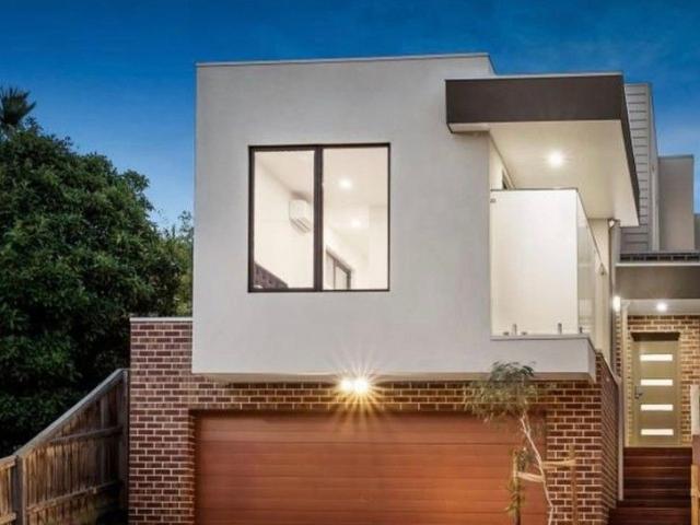 luxurious 5bed, 4.5bath, 2car park residence promises in Vermont South