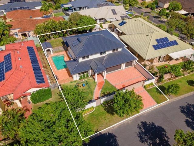 Luxurious 5BR Family Haven in Master Planned Beautiful Robina & in the Varsity College catchment