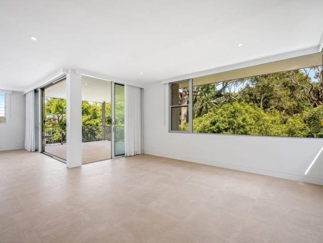 Luxurious Coastal Home in Premium Beachside Location