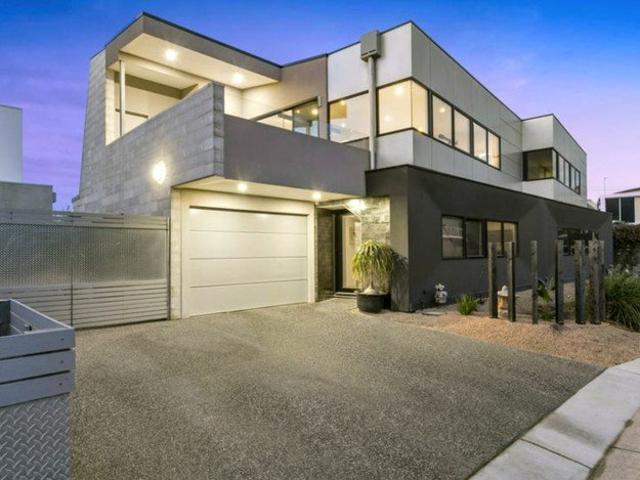 Luxurious Coastal Living Just 100m from the Beach