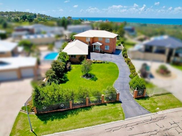 Luxurious Coastal Living with Stunning Views in Lakes Entrance