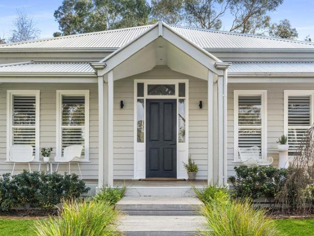 Luxurious Coastal Retreat with Privacy and Beach Proximity