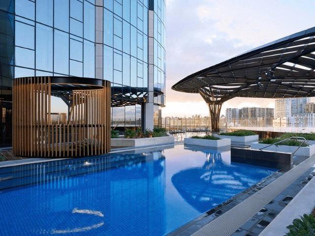 Luxurious City Residence: 3 Bedroom Apartment in Melbourne Square!