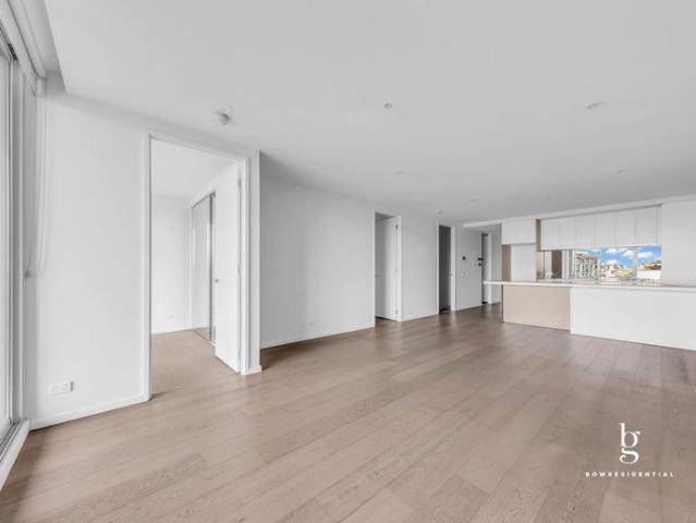 Luxurious and Convenient Living Apartment