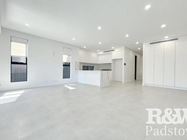 Luxurious and Grand Family Home in Prime Quiet Location With Two Master Bedrooms