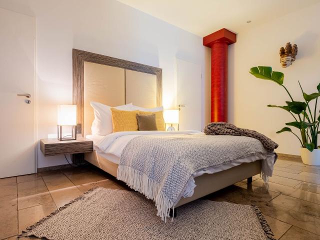 Luxurious and stylish living | art apartment in the heart of Düsseldorf incl. Netflix | quiet location in the inner courtyard, Dusseldorf Amsterdam Apartments for Rent