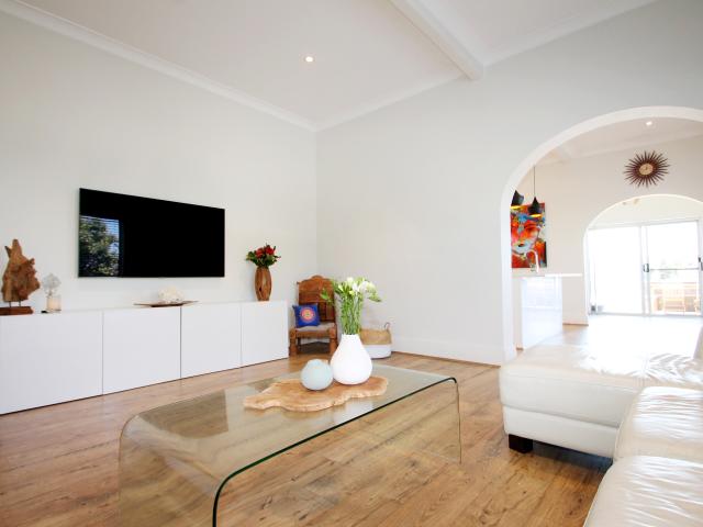 Luxurious and Sophisticated Apartment in Highly Desired Beachside Enclave