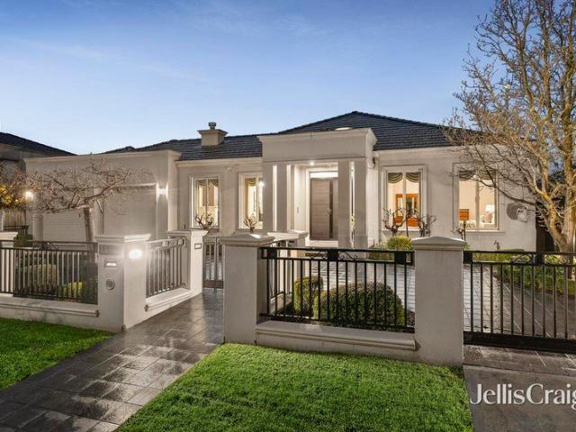 Luxurious and versatile family proportions at prestigious address