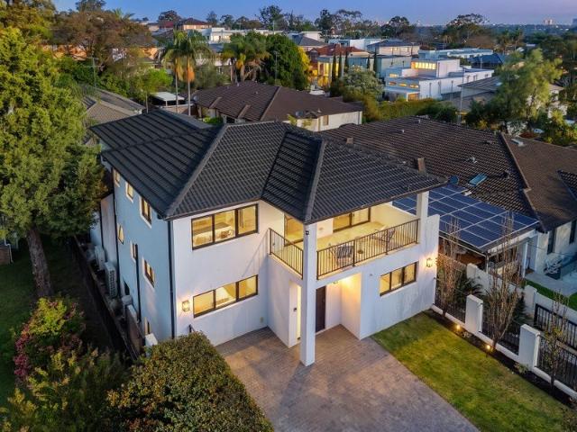 Luxurious abode steps to waterfront foreshores
