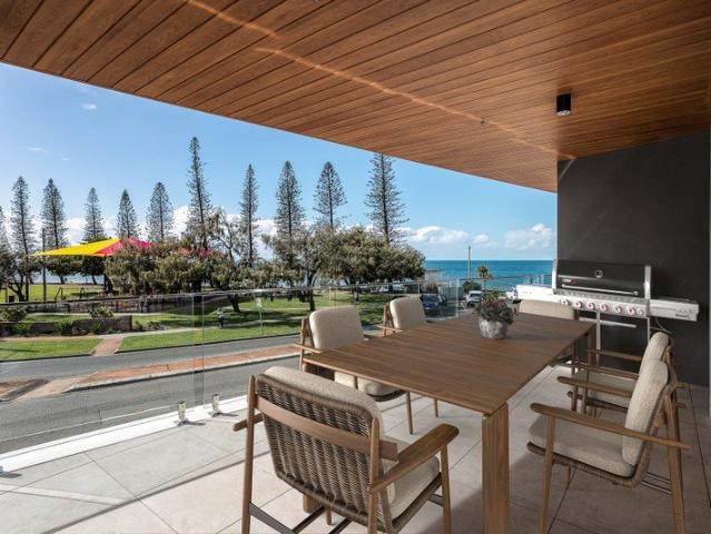 Luxurious absolute waterfront apartment