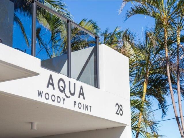 Luxurious absolute waterfront apartment