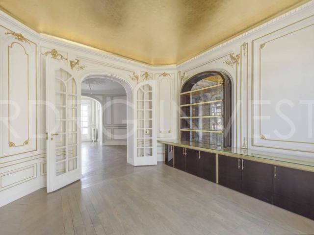 LUXURIOUS APARTMENT, TOP FLOOR WITH AIR CONDITIONNING