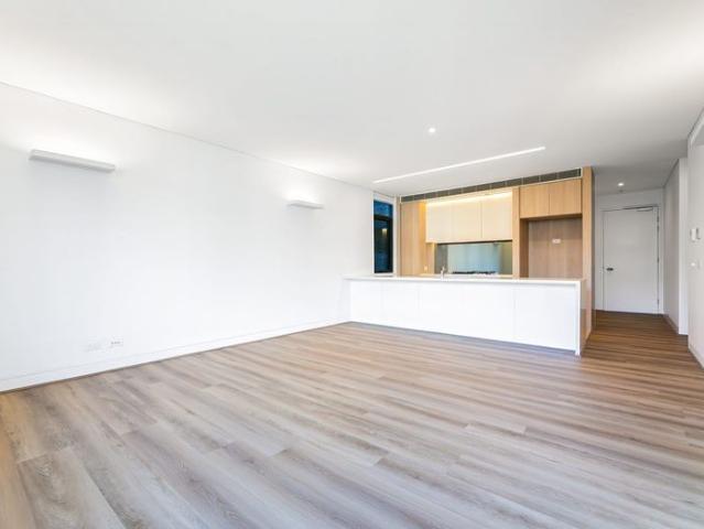 Luxurious Apartment with New Paint & New Floorboards