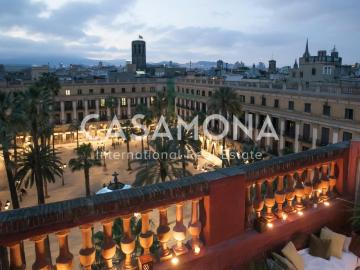 Luxurious Apartment with Private Terrace, Elevator and Beautiful Views on Plaça Reial