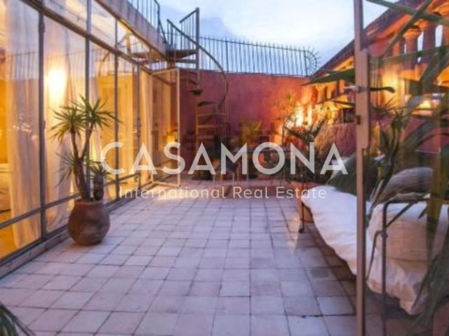Luxurious Apartment with Private Terrace, Elevator and Beautiful Views on Plaça Reial