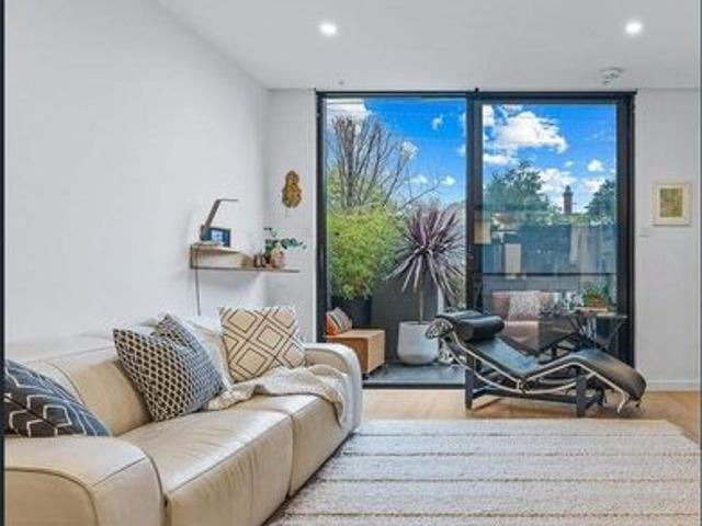 Luxurious Armadale Living with Private Courtyard