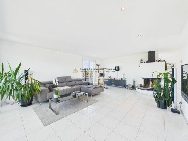 Luxurious attic apartment with beautiful views of the mountains and the lake