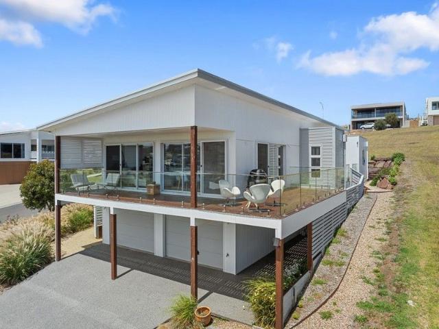Luxurious beachside living