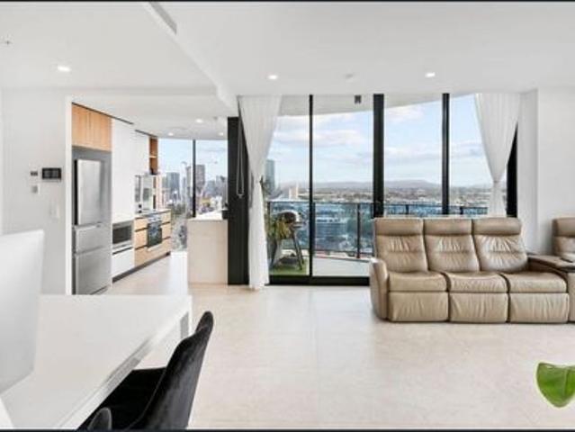 Luxurious Broadbeach Sky Home with Breathtaking Ocean Views
