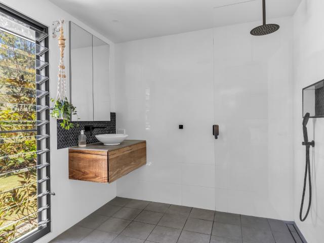 Luxurious Bushland Retreat: Modern Family Living on 7.66 Private Acres