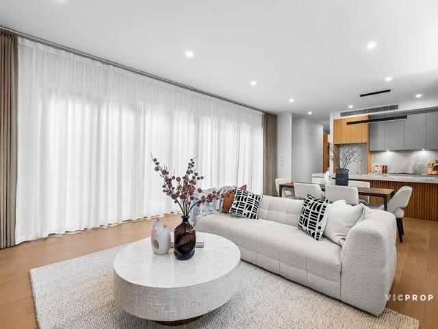 Luxurious Doncaster East Townhome with Dual School Zoning & Panoramic Mountain View Rooftop Terrace