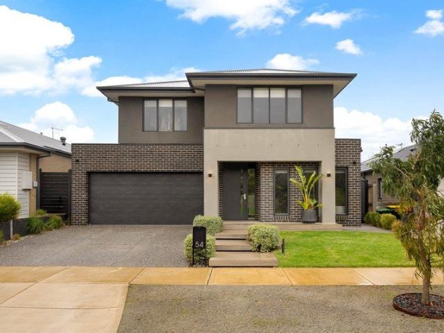 Luxurious Designer Living Opposite Parklands