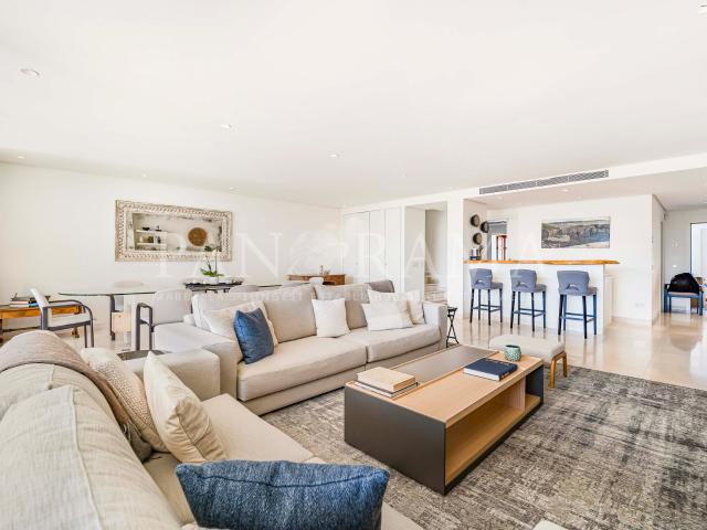 Luxurious beachside duplex penthouse in the Andalusian Gardens of Marina Puente Romano