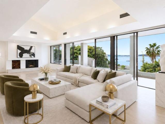 LUXURIOUS ENTERTAINERS' OASIS OF SPACE, SUNLIGHT PRESTIGE!