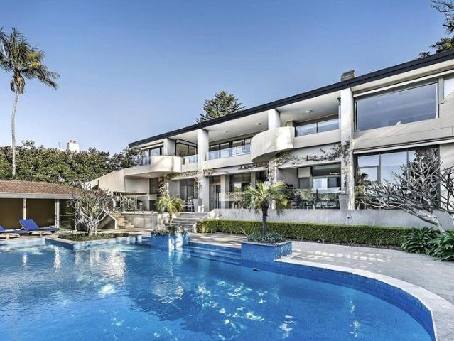 LUXURIOUS ENTERTAINERS' OASIS OF SPACE, SUNLIGHT & PRESTIGE!
