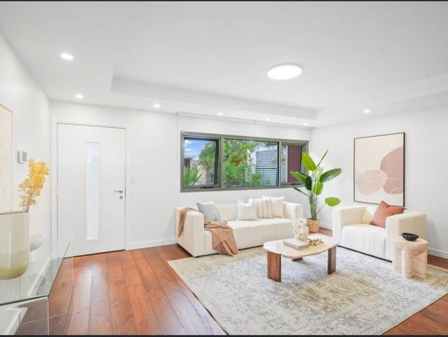 Luxurious Four Bedroom Townhouse