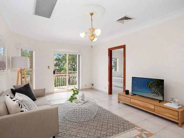 Luxurious Familt Living with Sweeping Water Views, Pool & Multiple Living Areas