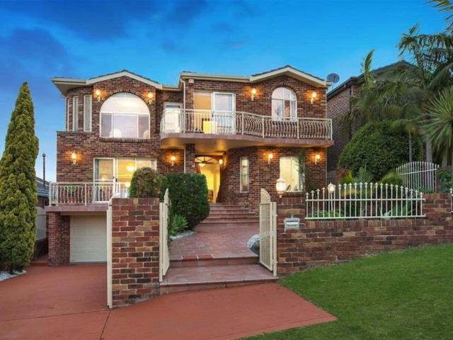 Luxurious Familt Living with Sweeping Water Views, Pool & Multiple Living Areas