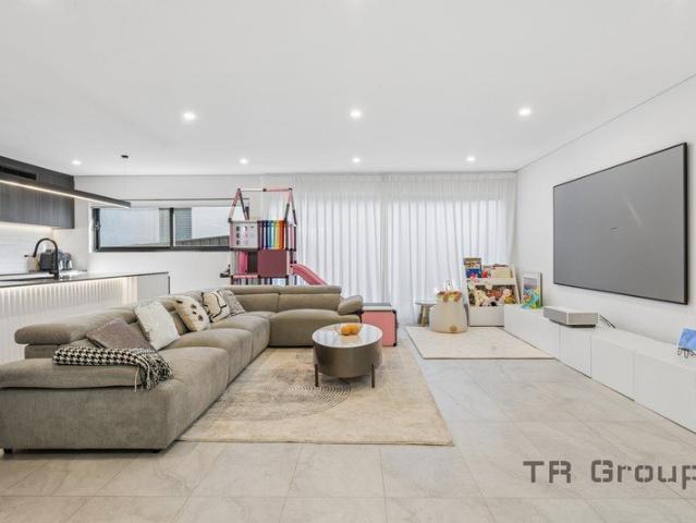 Luxurious Family Duplex Backing onto Reserve in a Peaceful Cul de sac