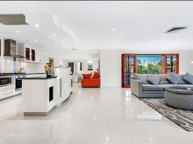 LUXURIOUS FAMILY ENTERTAINER IN SORRENTO BE QUICK
