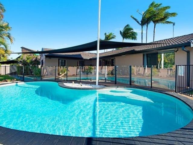 LUXURIOUS FAMILY ENTERTAINER IN SORRENTO BE QUICK