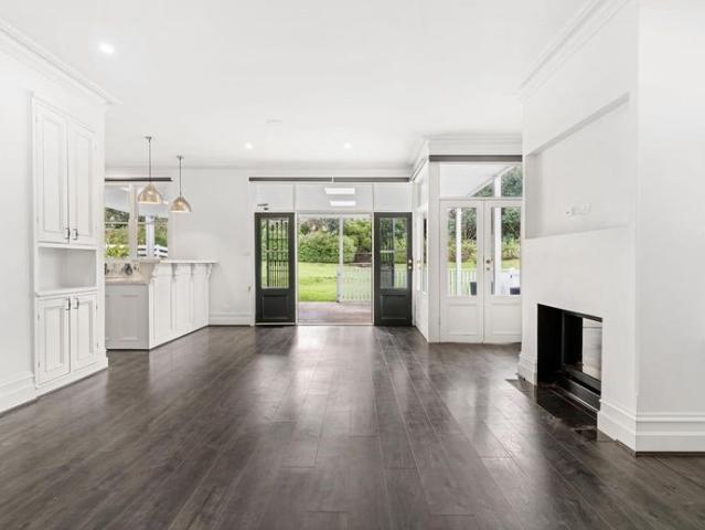 Luxurious Family Estate with Self Contained Unit on 2.5 Acres