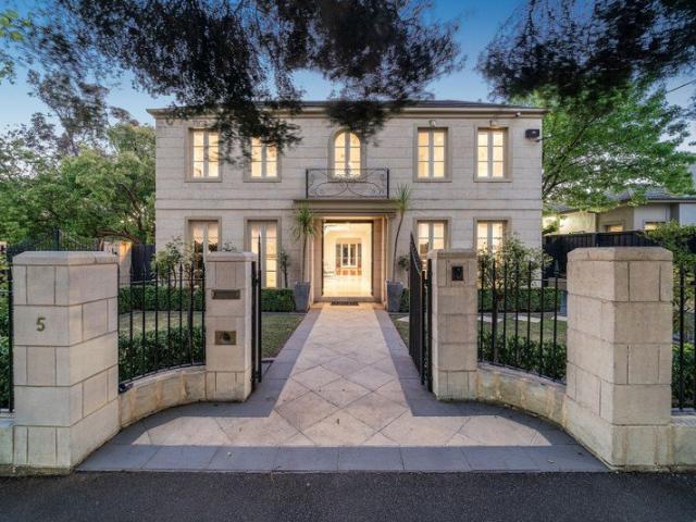 Luxurious Family Home in Leafy Canterbury Surrounds