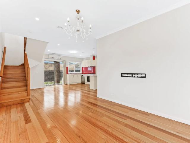 LUXURIOUS FAMILY HOME – WALK TO EVERYTHING