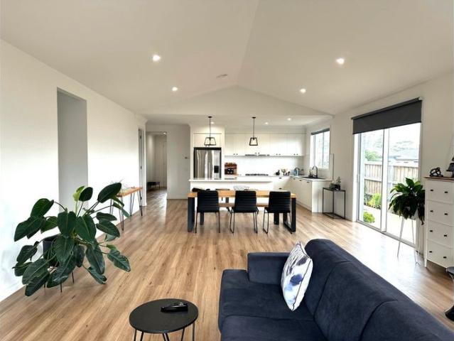 LUXURIOUS FAMILY LIVING!
