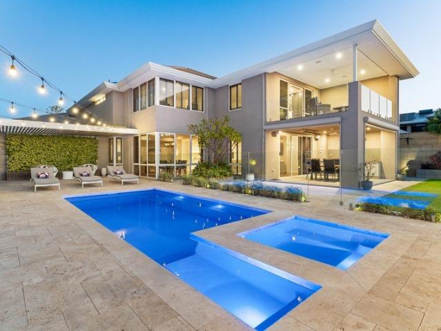 SPECTACULAR FAMILY HOME WITH GOLF COURSE & OCEAN VIEWS