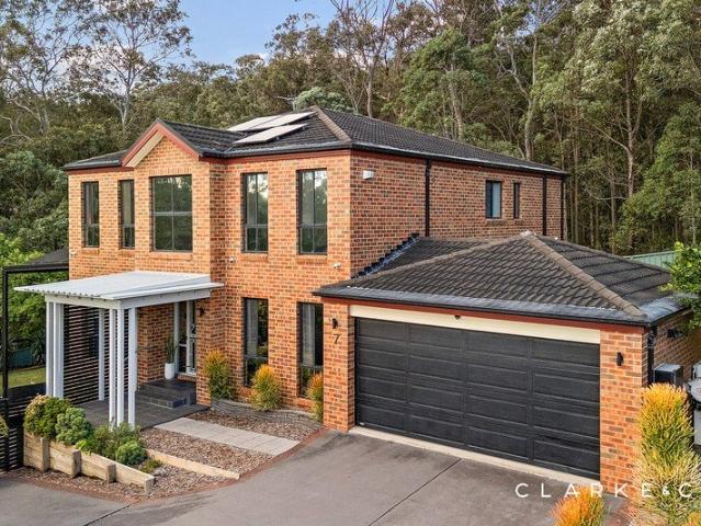LUXURIOUS FAMILY LIVING ACROSS TWO IMPRESSIVE LEVELS!