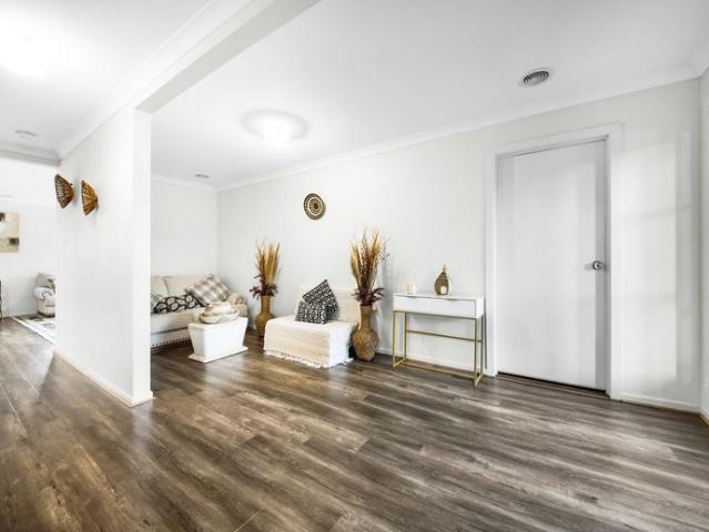 Luxurious Family Living in Tarneit 5 bed rooms and 2 ensuits
