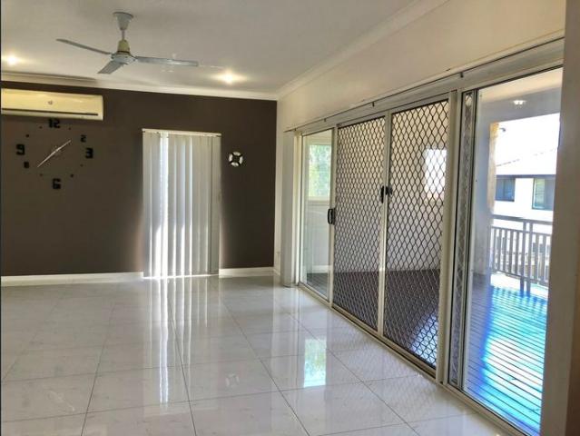 Luxurious Family Living in Eight Mile Plains