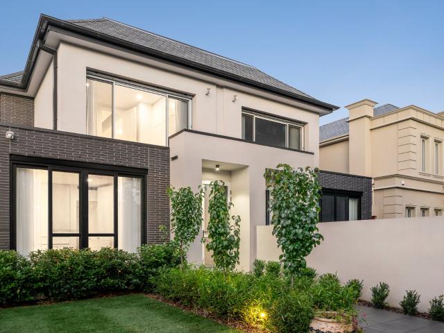 Luxurious Family Living In Hawthorn East
