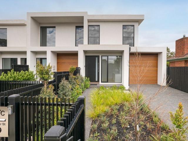 Luxurious Family Living in McKinnon School Zone