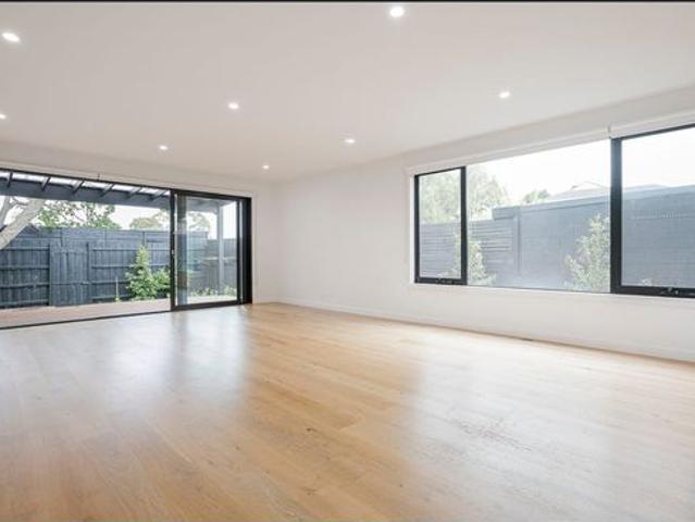 Luxurious Family Living in McKinnon School Zone