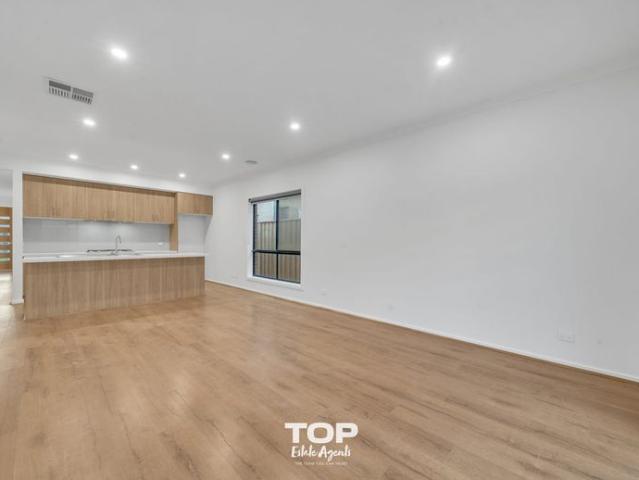 Luxurious Family Living in Prime Clyde North Location!