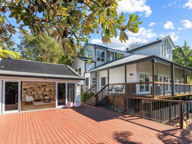 Luxurious Family Retreat, Private and Tranquil Bushland Setting, with Resort Style Pool and Cabana